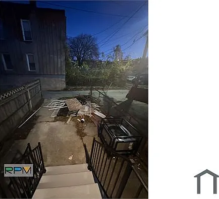 2414 Baker St — Photo 6