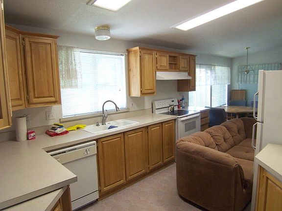 2nd image of 216 SE Cedar Bend Dr