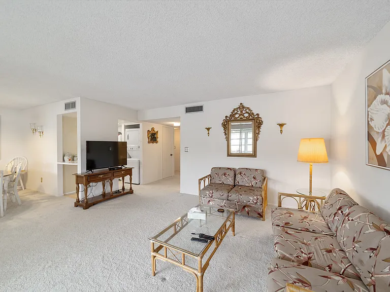 557 Midway #B — Photo 2
