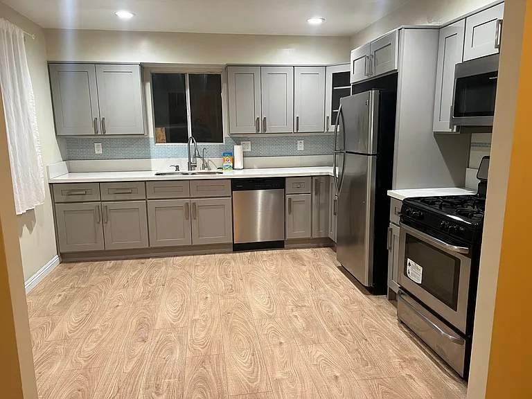 2118 N Marengo Ave — Photo 8