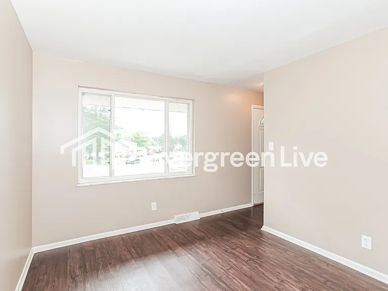 2424 Ambassador Dr — Photo 8