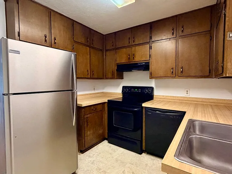 581 Holyoke Ct — Photo 7