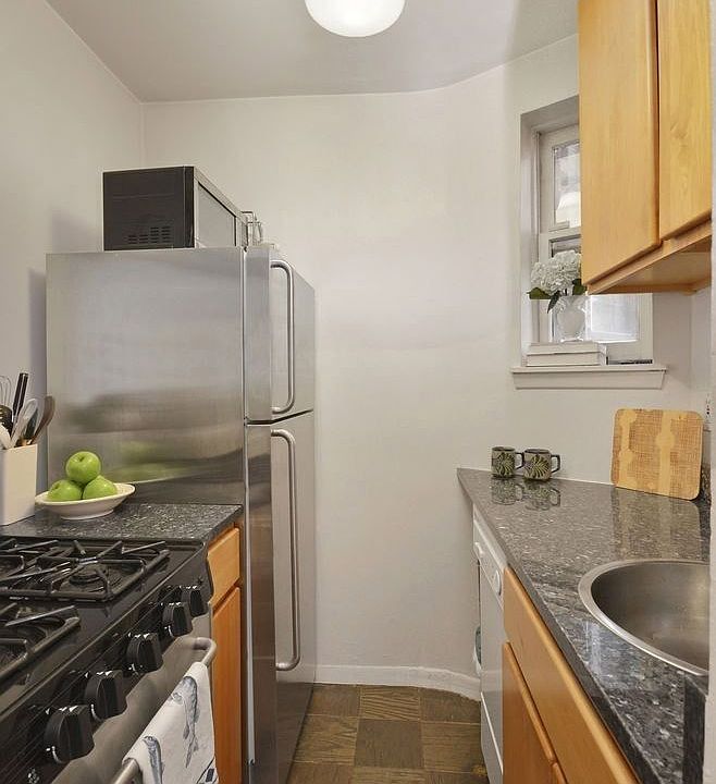 2nd image of 521 E 88th St APT 4B