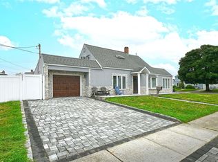 7 Spur Ln, Levittown, NY 11756