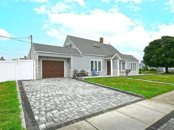 7 Spur Lane, Levittown, NY 11756