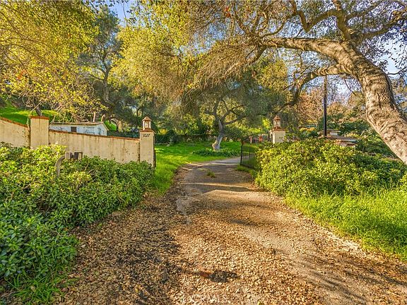 4th image of 1027 S Live Oak Park Rd