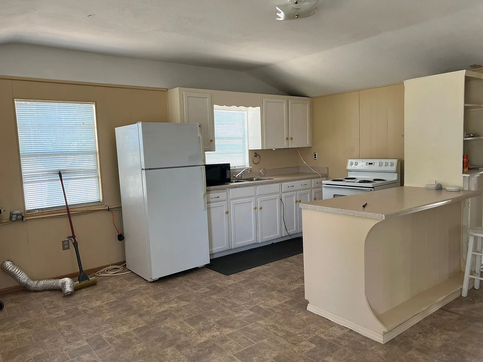 Studio, 950 sqft, $700 — Photo 4