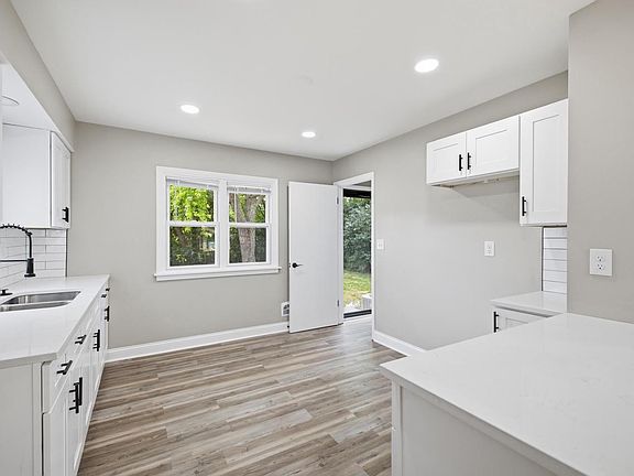 5th image of 8233 W Lancaster AVENUE