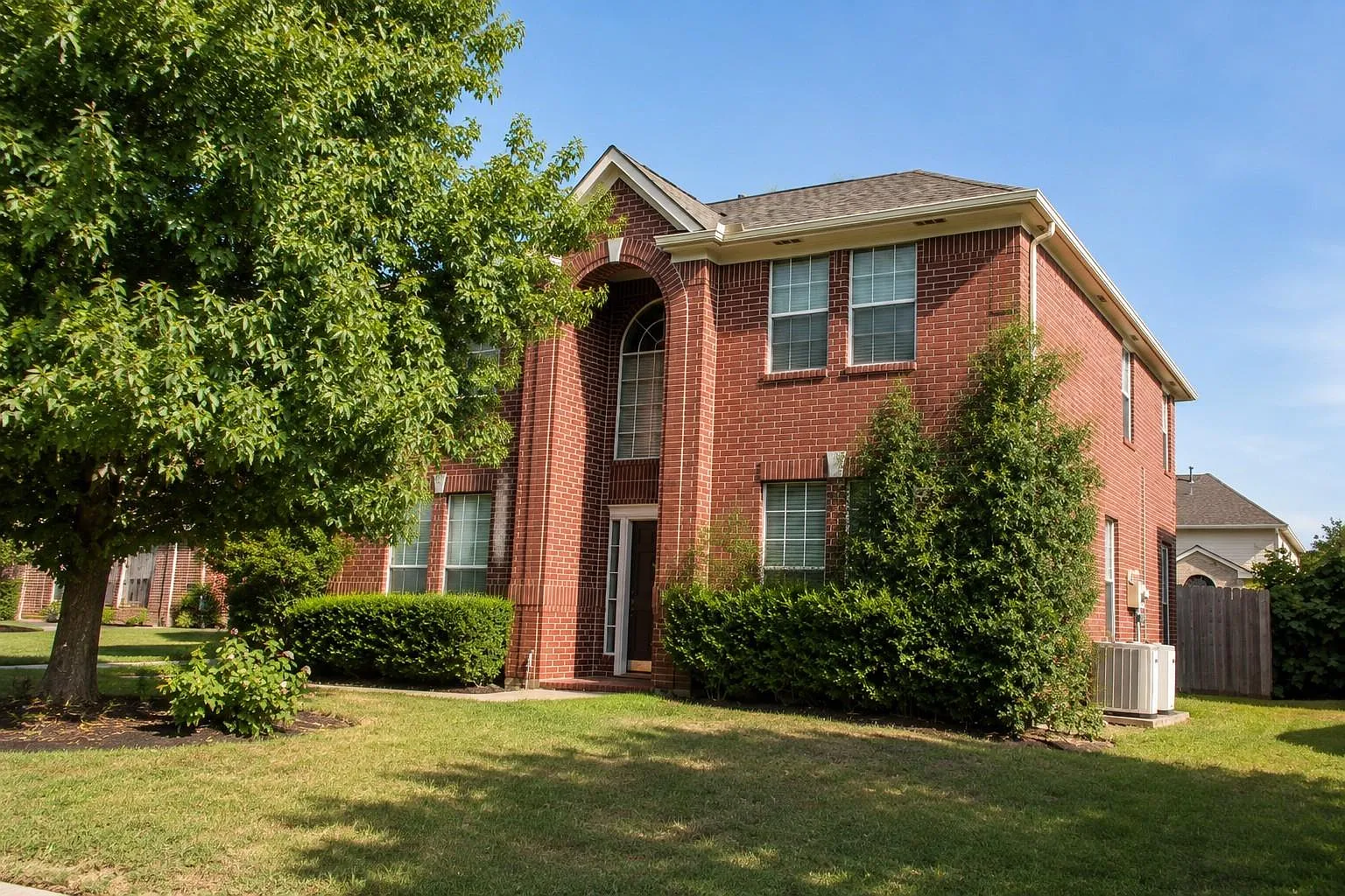 4 bed, 2.5 bath, 2482 sqft, $2,600 — Photo 2