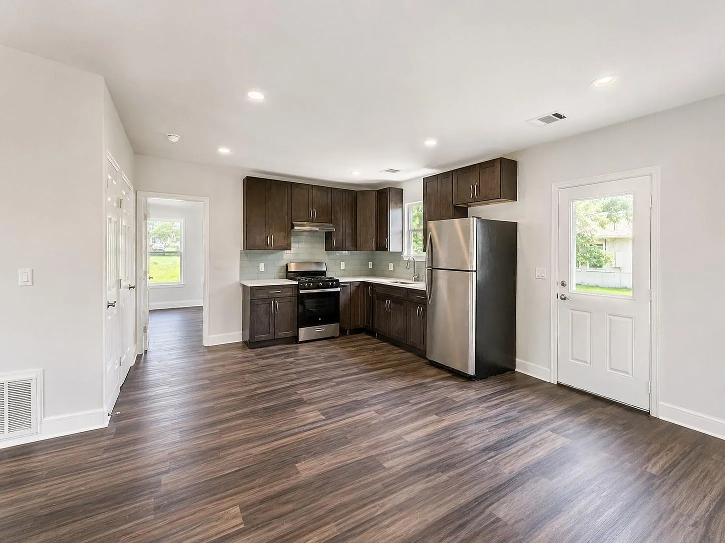 3 bed, 2.0 bath, 1142 sqft, $1,600 — Photo 3