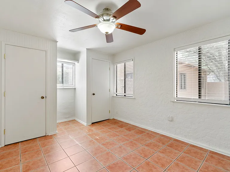 1121 E 9th St #1 — Photo 16