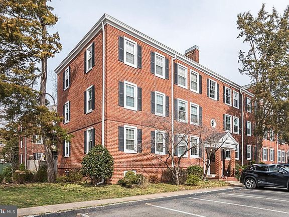 3rd image of 3057 S Buchanan St APT C2