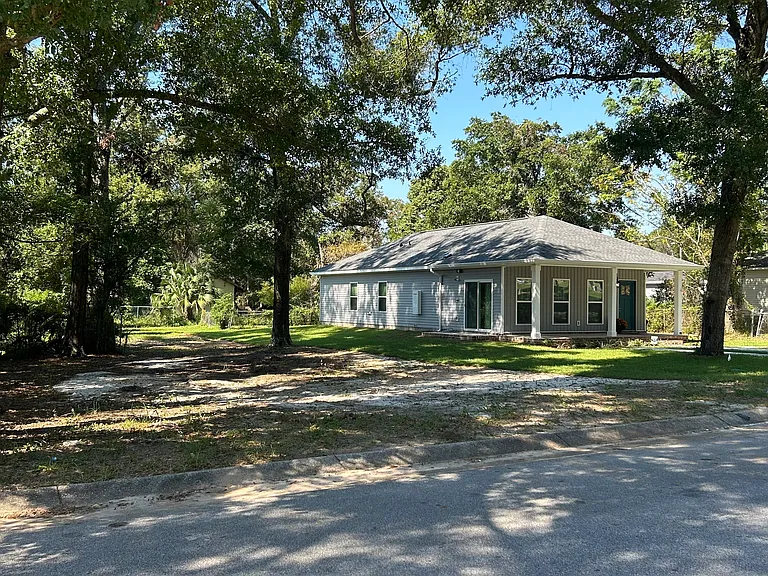 Left front view of cottage