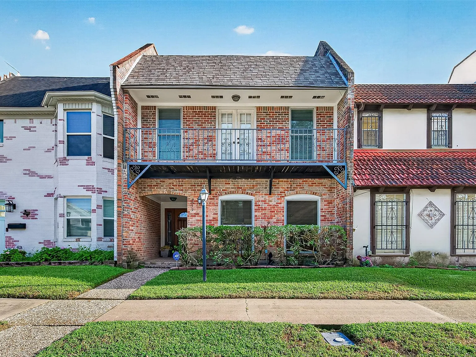 3 bed, 2.5 bath, 2200 sqft, $3,250 — Photo 1