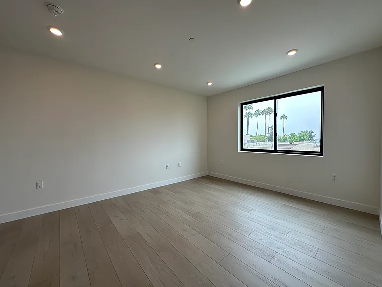 941 N Martel Ave #102 — Photo 49