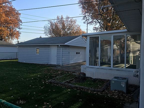 4th image of 29600 Robert St