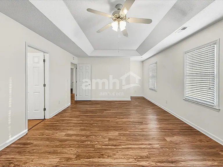 946 George Place Dr — Photo 11