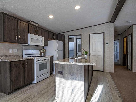 3rd image of 31 Oak Hill Dr