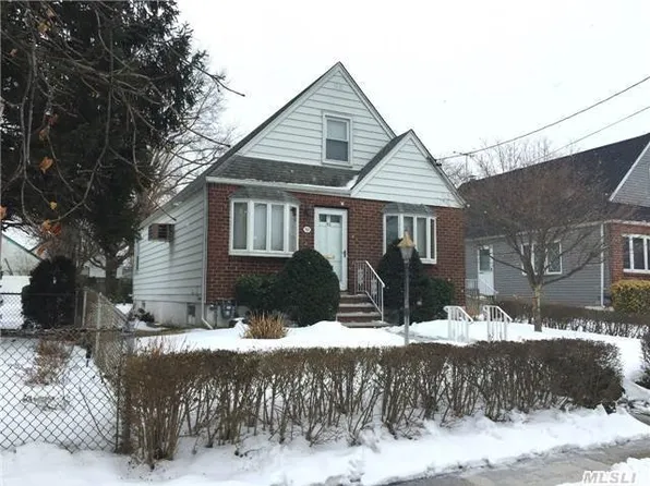 32 Fairmont St, Valley Stream, NY 11580