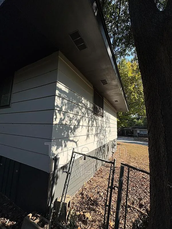 3 bed, 2.0 bath, 1104 sqft, $1,250 — Photo 3