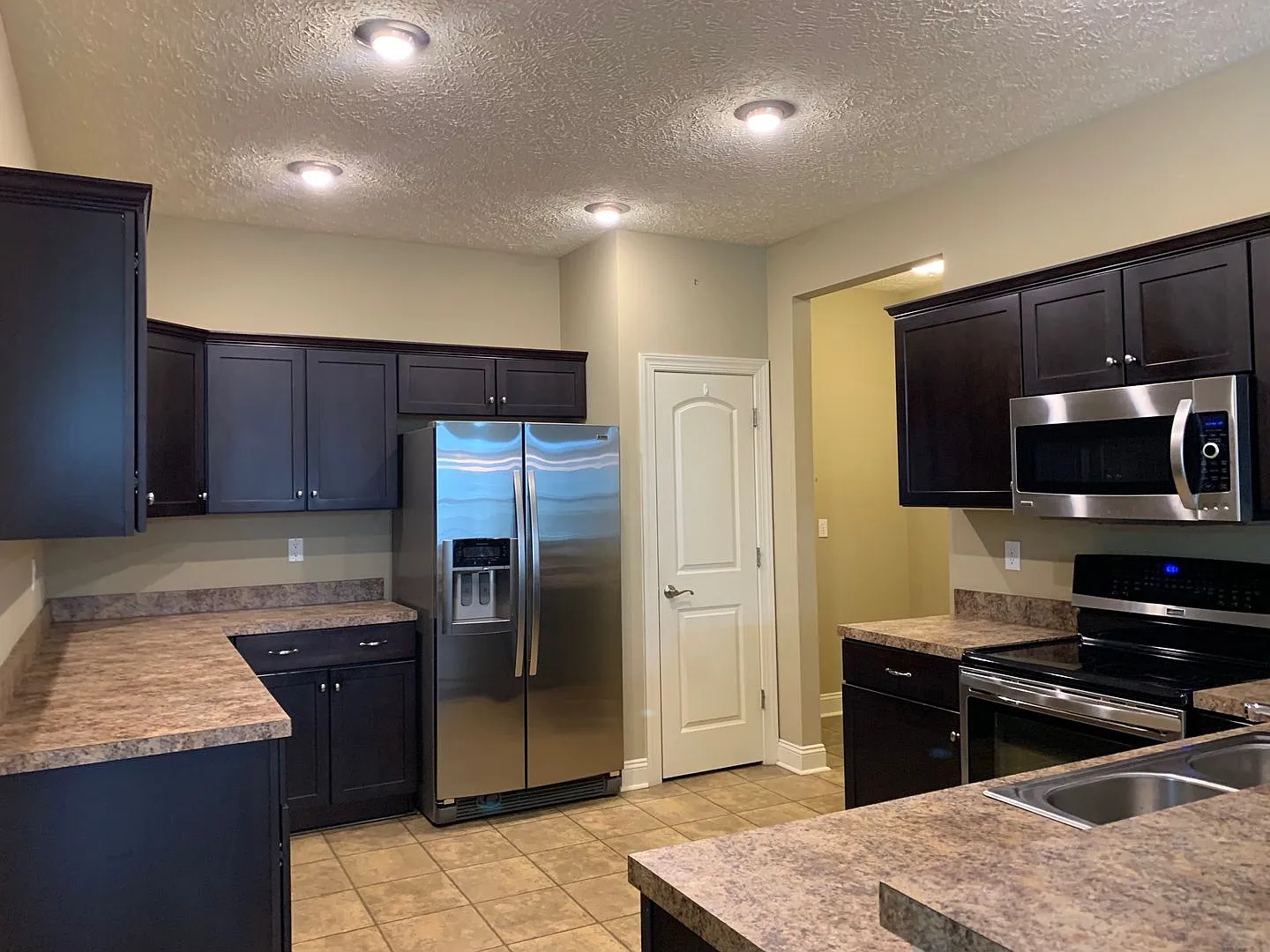 2 Bedroom 2 Bath Condo 2 Car Garage — Photo 4