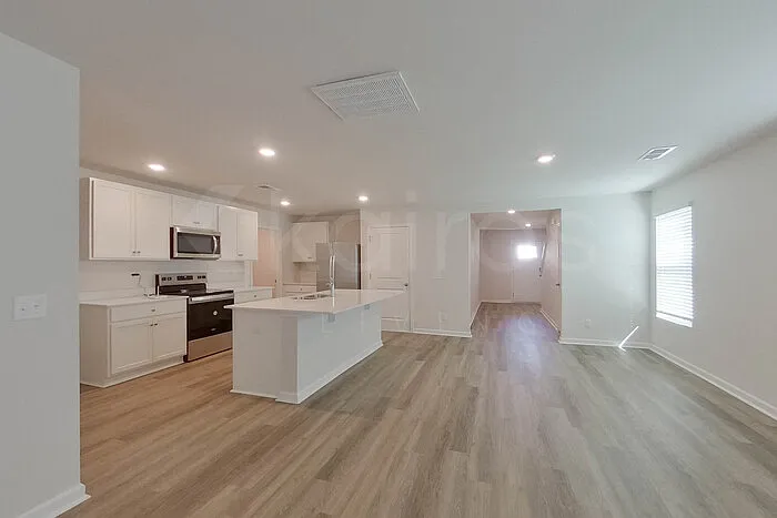 5 bed, 3.0 bath, 2361 sqft, $2,445 — Photo 4