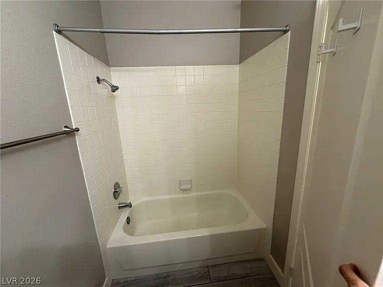 1900 N Torrey Pines Dr #105 — Photo 23