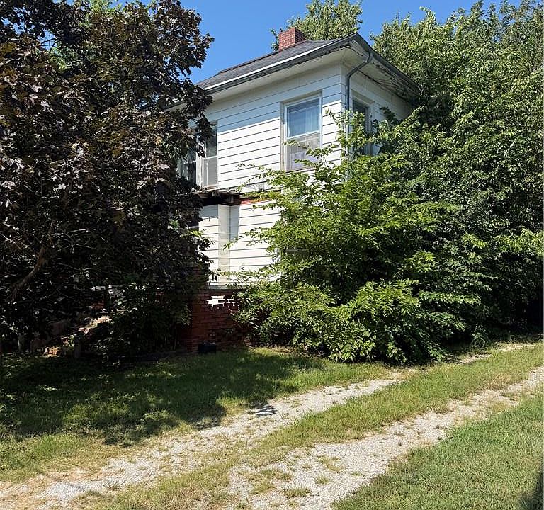 1st image of 525 W 1st St