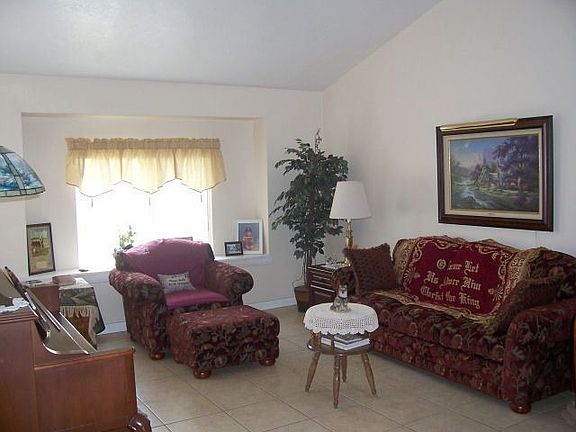 Formal livingroom w/vaulted ceilings