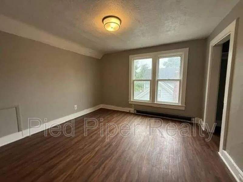 3 bed, 1.0 bath, 1310 sqft, $1,495 — Photo 3