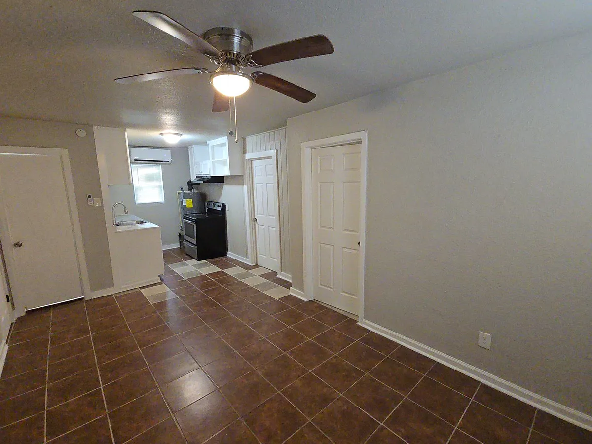 Building Photo - 3335 Tuam St #4