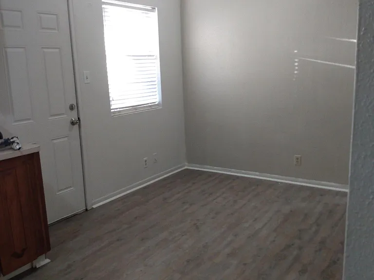 412 Fisher St — Photo 9