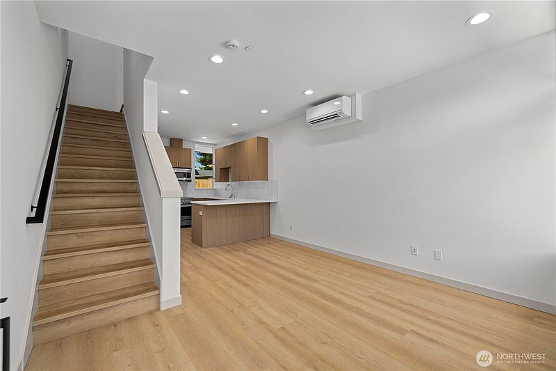 4th image of 7009 9th Avenue NE