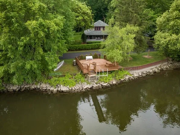 1374 Linden Dr, Saint Joseph, MI 49085