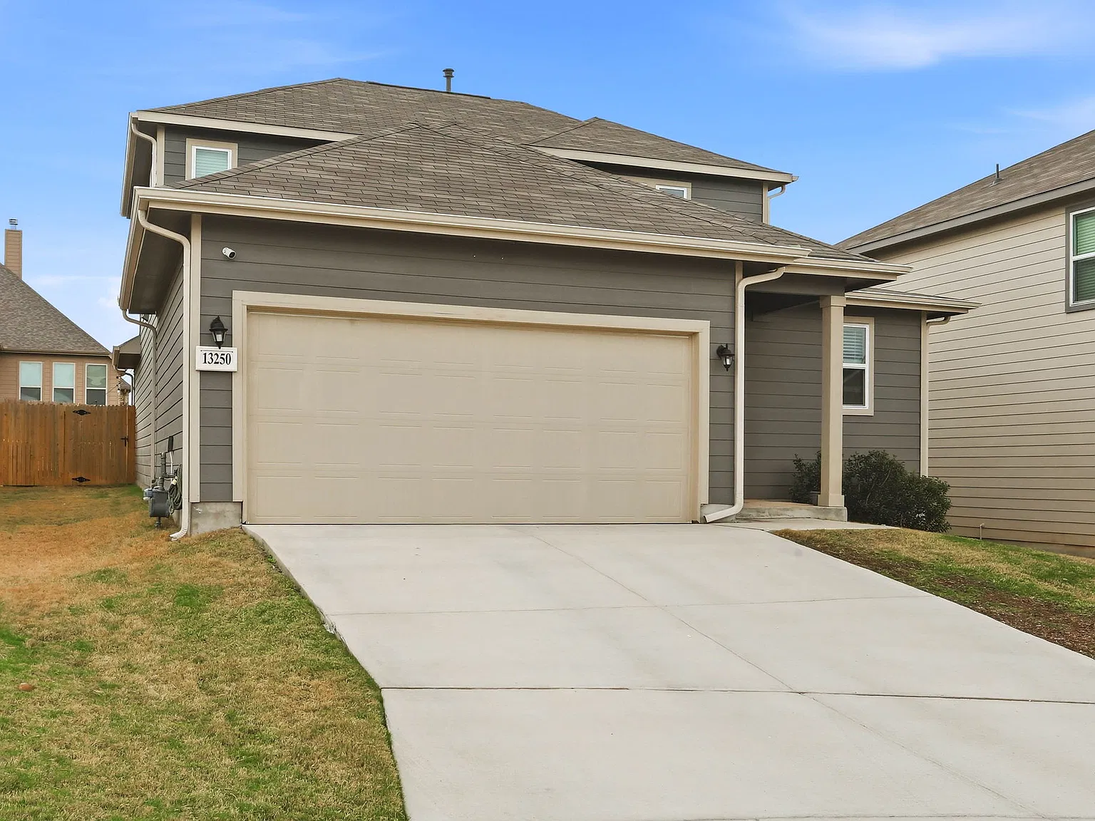 Spacious 3-Bed Home with Island Kitchen, Private Patio & Fenced Yard in St. Hedwig — Photo 2