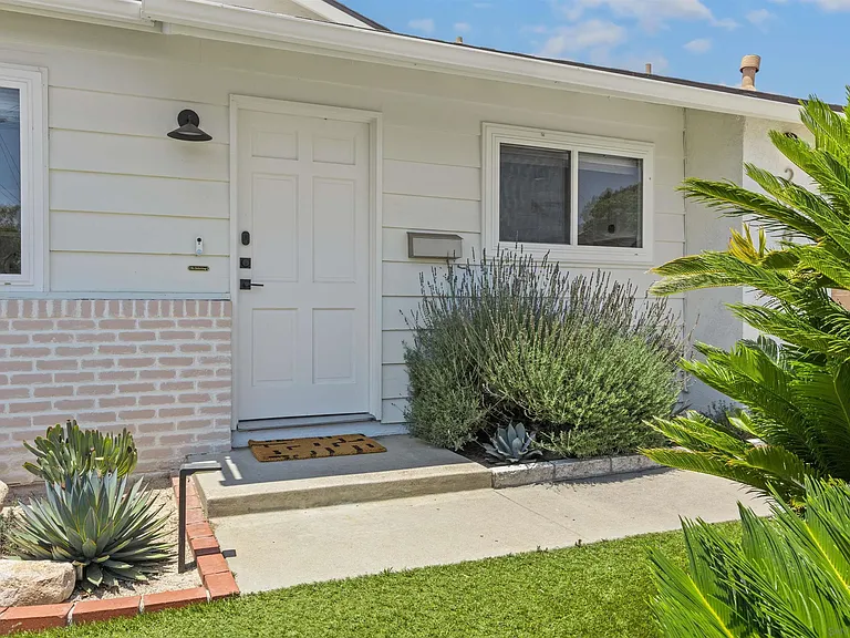 2068 Montclair St — Photo 3