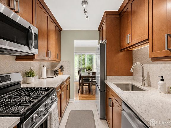 2nd image of 34 Laurie Ct