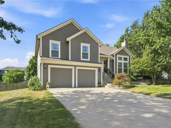 20778 Skyview Ln, Spring Hill, KS 66083