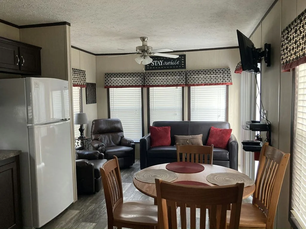 1 bed, 1.0 bath, 385 sqft, $1,200 — Photo 3