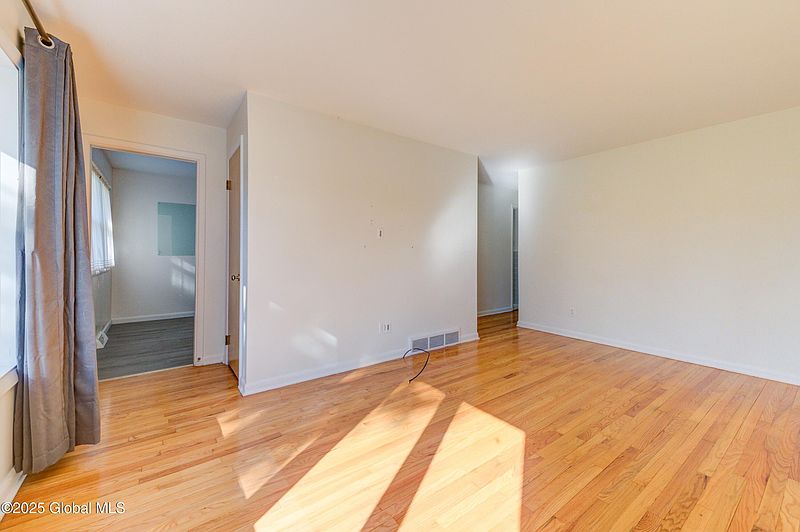 5th image of 10 Westford Street