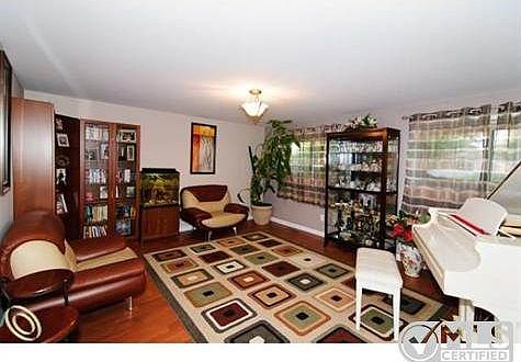 LIVING ROOM 2.