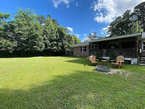 3rd image of 403 Park Dr
