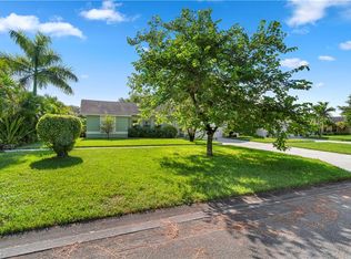 3230 Valencia Dr, Naples, FL 34120
