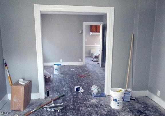 3rd image of 932 W 22nd St