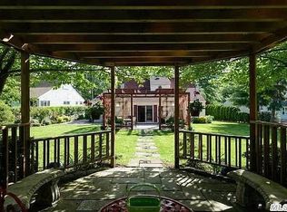 6 Pell Ter, Garden City, NY 11530