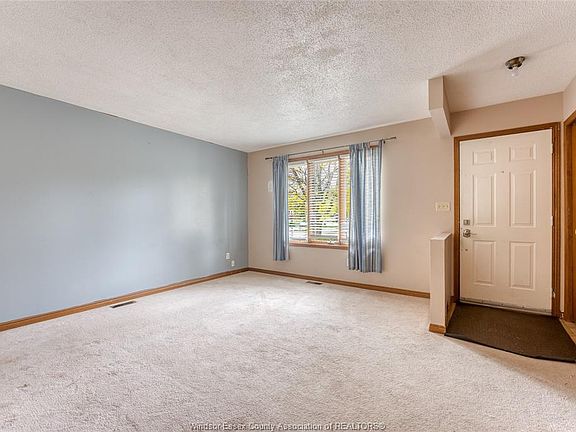 5th image of 2666 Lauzon Rd