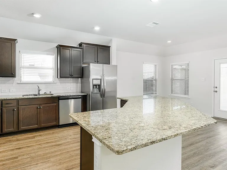 716 Bluebird Way — Photo 3