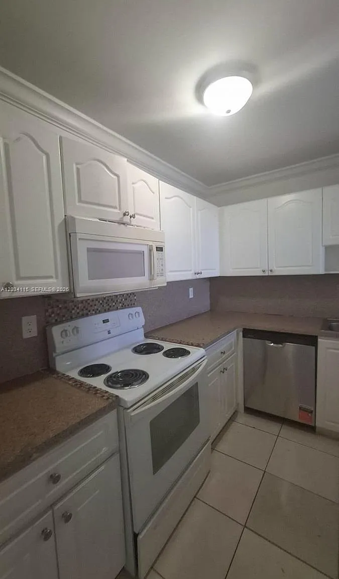 Coral Gate East Condo — Photo 3