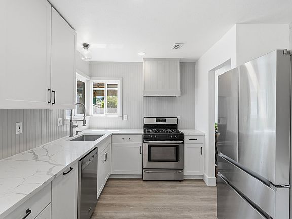 3rd image of 701 Ivywood Ct