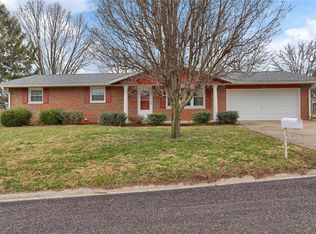 1005 Lincoln Dr, Maryville, IL